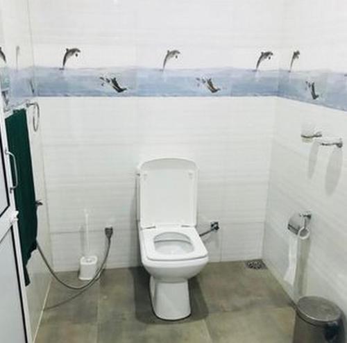 ein Badezimmer mit einem weißen WC in einer Kabine in der Unterkunft Mangrove Paradise Resort & spa in Galle