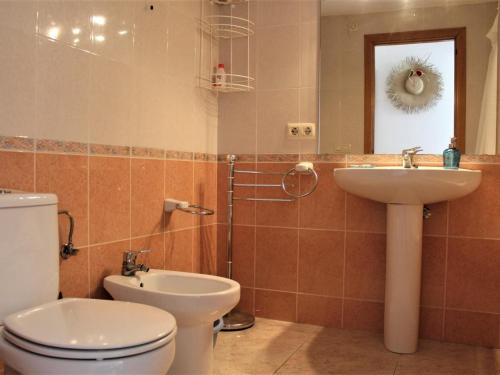 La salle de bains est pourvue de toilettes et d'un lavabo. dans l'établissement Apartamento Llançà, 2 dormitorios, 5 personas - ES-228-63, à Llançà