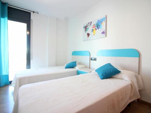 Posteľ alebo postele v izbe v ubytovaní Apartamento en Roses: Primera Línea de Mar, Piscina, Aire Acondicionado, Parking - ES-228-87