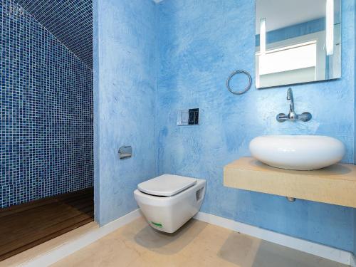 Kúpeľňa v ubytovaní CASA DIAZ PACHECO -Magnífica casa en Almadrava con piscina privada. - ES-228-93