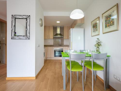 Bel appart. familial à Roses: 1,2 km plage, piscine, parking, proche commerces & supermarchés