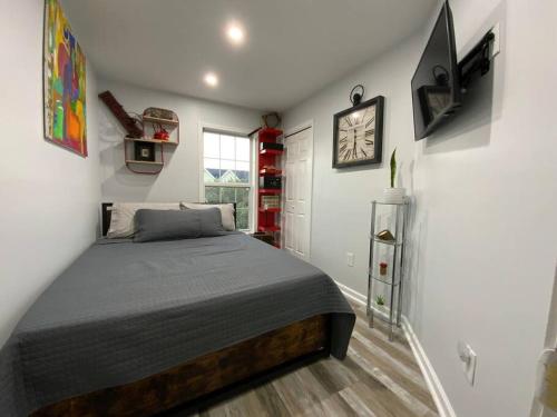ein Schlafzimmer mit einem großen Bett in einem Zimmer in der Unterkunft Artistic luxury home downtown/train to NYC/AirPort in Newark