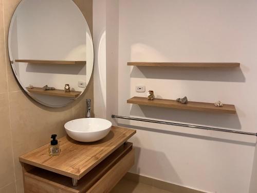 een badkamer met een wastafel en een spiegel bij Ocean Club Resort Beach House in Juan de Acosta