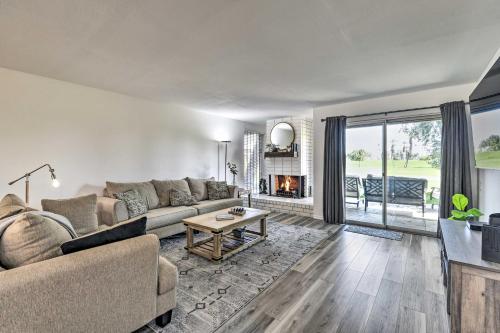 Posezení v ubytování Pool Access Pet-Friendly Bermuda Dunes Condo