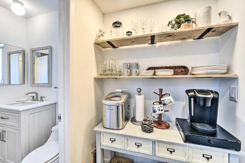 Koupelna v ubytování Pool Access Pet-Friendly Bermuda Dunes Condo