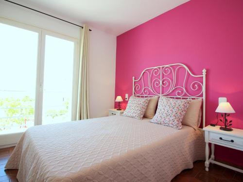 Posteľ alebo postele v izbe v ubytovaní Casa con Piscina, Tenis y Terraza con Barbacoa a 2 km del Centro y Playa de Roses - ES-228-101