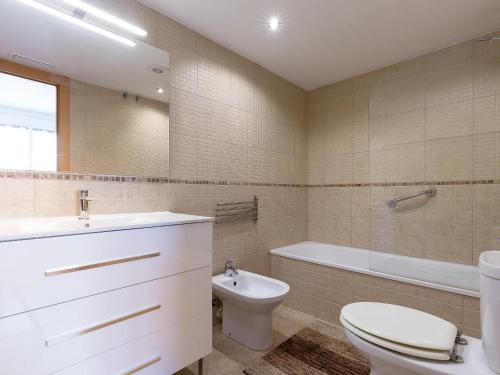 Ванна кімната в Apartamento Roses, 3 dormitorios, 6 personas - ES-228-107