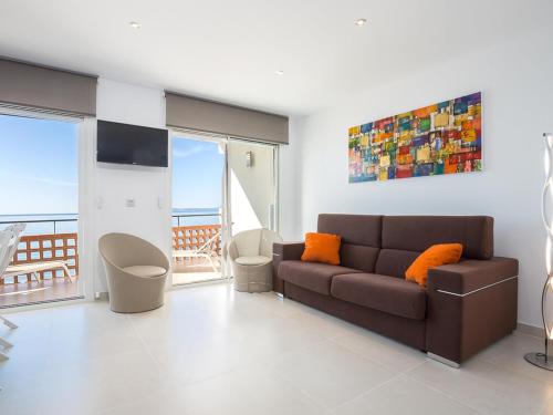 Appartement Design en Front de Mer à Roses, Terrasse Panoramique, 2 Chambres, Clim et Parking