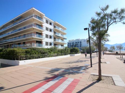 Appartement rénové 2 chambres, 1ère ligne mer, terrasse, parking, à 20m de la plage de Roses