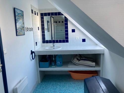 une salle de bain avec un lavabo et un miroir dans l'établissement Belle maison à 600m de la mer, jardin, terrasse et tout confort à Bangor - FR-1-418-228, à Bangor