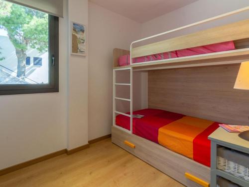 1 Schlafzimmer mit 2 Etagenbetten und einem Fenster in der Unterkunft Apartamento de lujo frente al mar en Playa de la Tonyines, 3 habitaciones, terraza, garaje y más - ES-228-127 in Llança