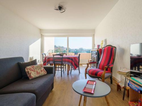 Photo de la galerie de l'établissement Grand appartement 2 chambres avec terrasse à Saint-Jean-de-Luz - FR-1-4-667, à Saint-Jean-de-Luz