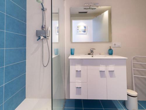 bagno con lavandino e doccia di Apartamento Llançà, 3 dormitorios, 7 personas - ES-228-127 a Llança