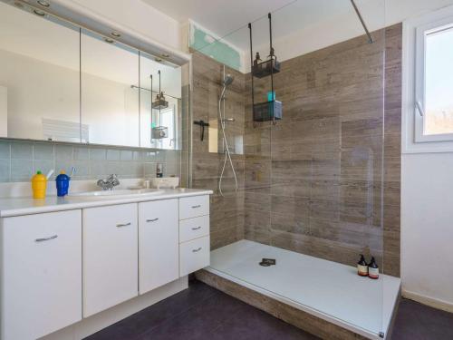 łazienka z prysznicem i umywalką w obiekcie Grand appartement 2 chambres avec terrasse à Saint-Jean-de-Luz - FR-1-4-667 w mieście Saint-Jean-de-Luz
