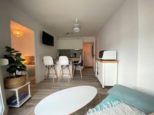 Photo de la galerie de l'établissement Appartement rénové à 20m de la plage, balcon exposé Sud, garage privé - Perros-Guirec - FR-1-368-377, à Perros-Guirec