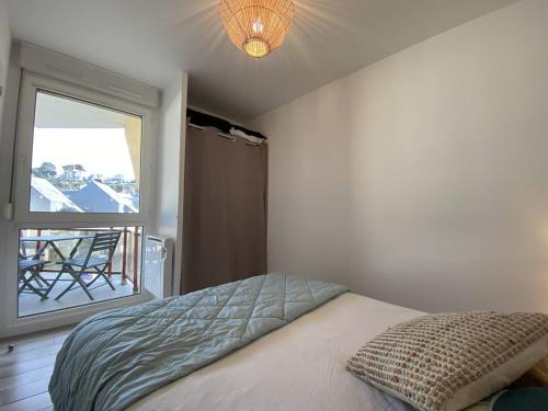 Posteľ alebo postele v izbe v ubytovaní Appartement rénové à 20m de la plage, balcon exposé Sud, garage privé - Perros-Guirec - FR-1-368-377