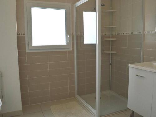 y baño con ducha y puerta de cristal. en Appartement Capbreton, 3 pièces, 5 personnes - FR-1-239-886, en Capbreton