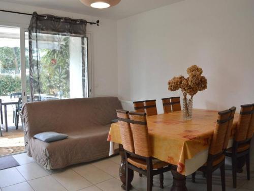une salle à manger avec une table et un canapé dans l'établissement Appartement avec Terrasse à Capbreton - Plages et Commerces à Proximité - FR-1-239-886, à Capbreton