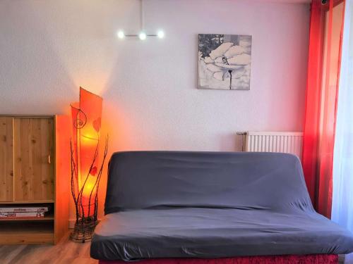 ein Schlafzimmer mit einem Bett und einer Lampe in der Unterkunft Appartement Cap d'Agde, 2 pièces, 6 personnes - FR-1-249-387 in Cap d'Agde