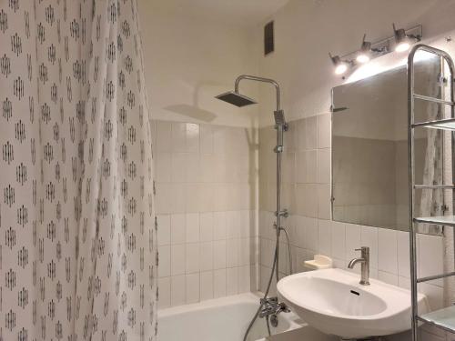 ein Bad mit einem Waschbecken und einem Duschvorhang in der Unterkunft Appartement Cap d'Agde, 2 pièces, 6 personnes - FR-1-249-387 in Cap d'Agde