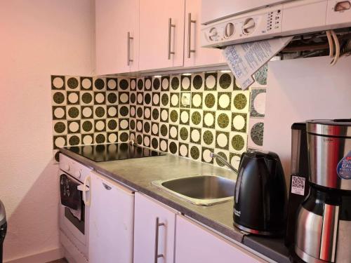 une cuisine avec un évier et un plan de travail dans l'établissement Appartement T2 Cabine 6 Couchages, Plage à Proximité, Terrasse Couverte - Cap d'Agde - FR-1-249-387, au Cap d'Agde