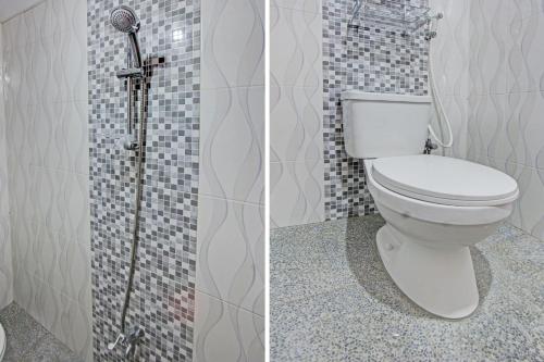 La salle de bains est pourvue d'une douche et de toilettes. dans l'établissement OYO 92354 Samalas Syariah Homestay, à Lombok