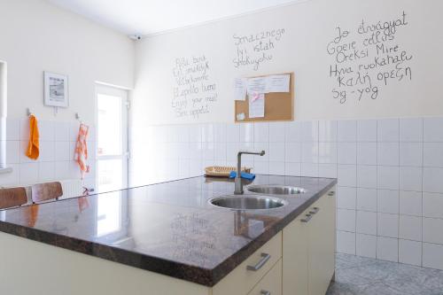 Kuchyň nebo kuchyňský kout v ubytování Hostel Holland Bacau