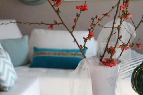 a vase with flowers in it on a table at Al Castello Da Annamaria in Beverino