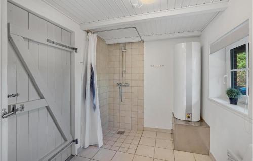 uma casa de banho com um chuveiro e uma cortina de chuveiro em 3 Bedroom Beautiful Home In Nrre Nebel em Nørre Nebel