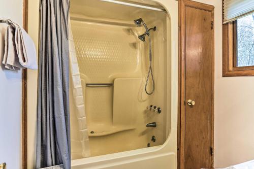 東史特拉斯堡的住宿－Poconos Retreat, 6 Mi to Shawnee Mountain Ski Area，带淋浴和浴帘的浴室
