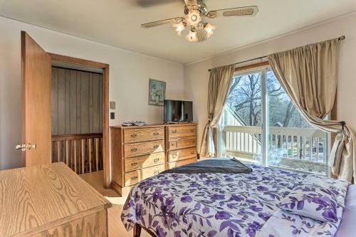 een slaapkamer met een bed, een dressoir en een raam bij Poconos Retreat, 6 Mi to Shawnee Mountain Ski Area in East Stroudsburg