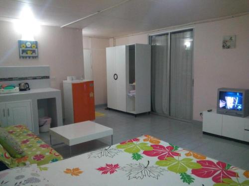 a room with a bed and a tv in it at Room in Studio - T8 Guest House Don Mueang Challenger triple room in Ban Song Hong