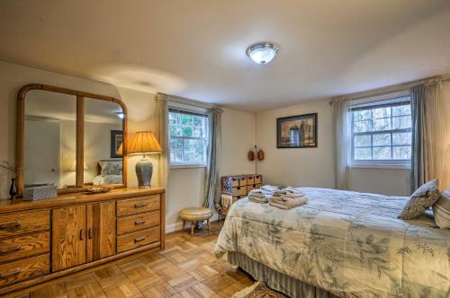 um quarto com uma cama, uma cómoda e um espelho em Bethesda Apartment and Yard about 9 Mi to D C em Bethesda