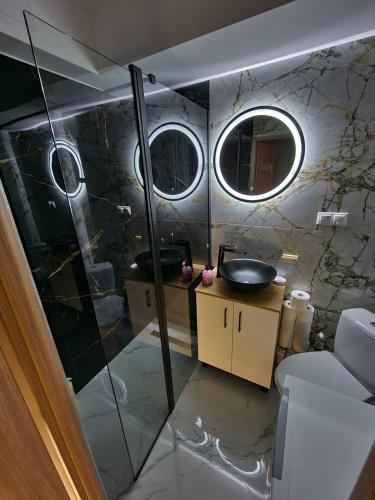 bagno con doccia e lavandino di Luxury Aparments Klimatyzacja z Prywatnym Parkingiem a Radom