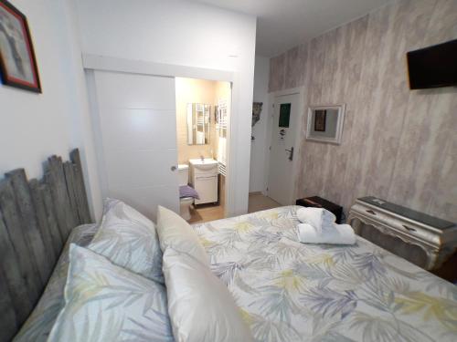 a bedroom with a bed and a bathroom at Pensión La Estación in Logroño