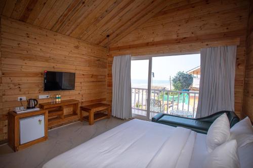Ένα ή περισσότερα κρεβάτια σε δωμάτιο στο Dallas Beach Resorts Ashvem Beach