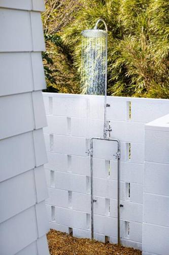 a shower built into a white brick wall at THE VILLA SHARE in Hyuga