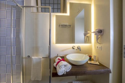uma casa de banho com um lavatório e um espelho em Sea & Sun Guest House em Sant'Agnello