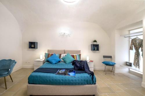 a bedroom with a bed with blue pillows at Sea & Sun Guest House in Sant'Agnello