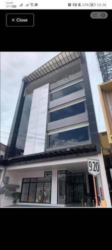 un grand bâtiment avec un panneau devant lui dans l'établissement Quirino Hub Charming hotel 1 BR, à Davao