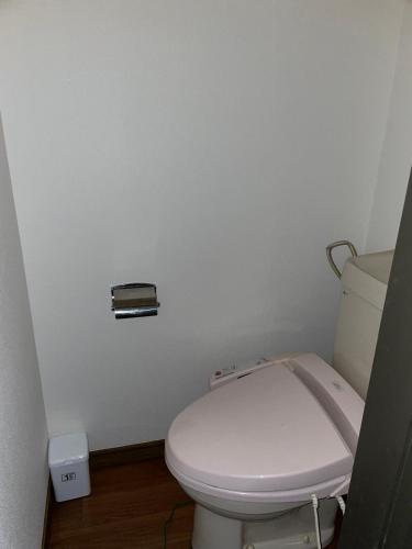 Un baño con un inodoro blanco en una habitación. en アルピエb202号室 目の前に無料駐車場Wi-Fiあります, en Kumamoto