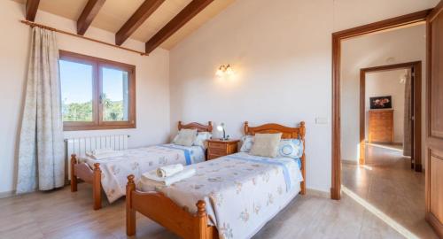 een slaapkamer met 2 bedden en een raam bij Villa Rito Nou in Felanitx
