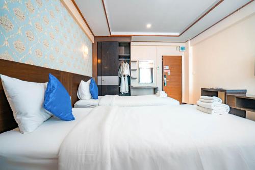 Habitación de hotel con 2 camas y cocina en Blue Sky Residence Airport, en Ban Bang Phli Yai