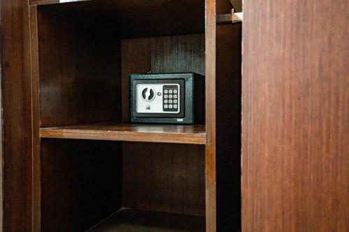 a telephone sitting on a shelf in a closet at Blue Sky Residence Airport in Ban Bang Phli Yai