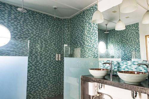łazienka z 2 umywalkami i prysznicem w obiekcie Exclusive Cliff House with Pool and Beach Access w mieście Dumanjug