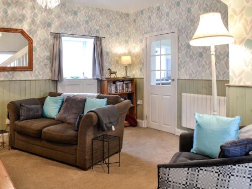 鄧弗里斯的住宿－Keepers Cottage，客厅配有沙发和椅子