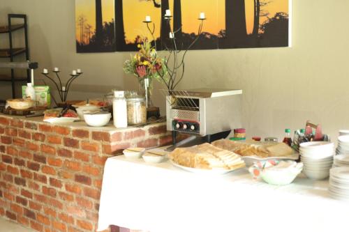 eine Theke mit Brot und einem Toasterofen in der Unterkunft Waterberg Game Lodge in Bela-Bela