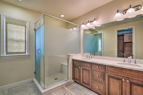 ein Bad mit einer Dusche, einem Waschbecken und einem Spiegel in der Unterkunft Spacious Home Near California Wine Country! in San Ramon