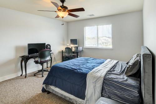 - une chambre avec un lit, un bureau et un ventilateur de plafond dans l'établissement Houston Vacation Rental with Private Yard!, à Houston