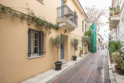 eine leere Straße in einer Gasse zwischen zwei Gebäuden in der Unterkunft Athenian Niche in Plaka Villa by Athenian Homes in Athen
